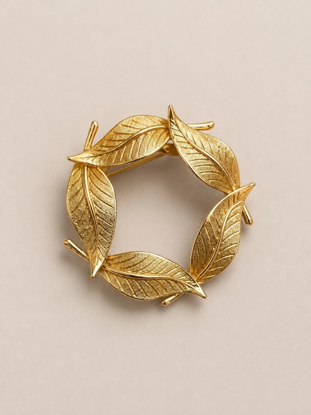 Vintage leaf gold tone circle brooch